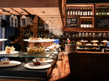 Barcelona: Tipsy Food Tour with History, Paella & Sangria