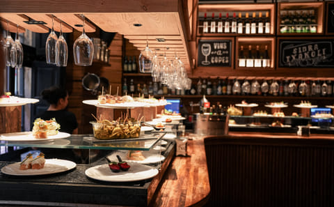Barcelona: Tipsy Food Tour with History, Paella & Sangria