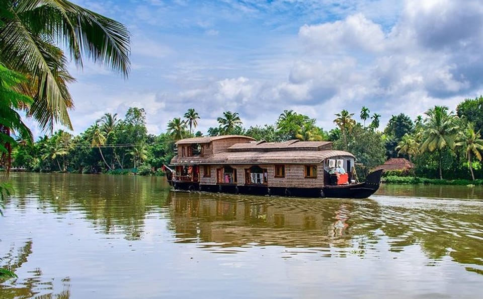 Cochin to Alleppey Backwaters Tour with Overnight Stay