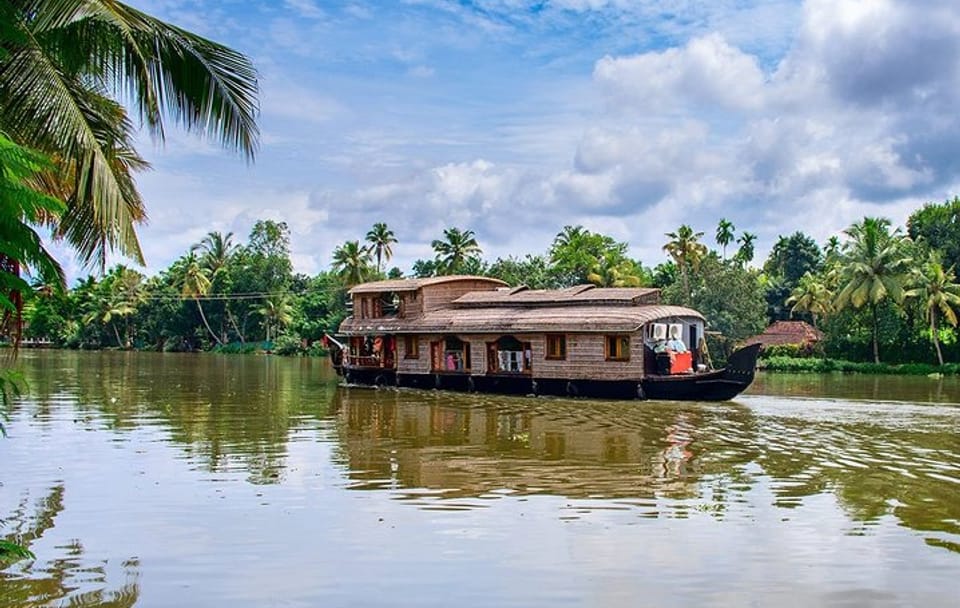 Cochin to Alleppey Backwaters Tour with Overnight Stay