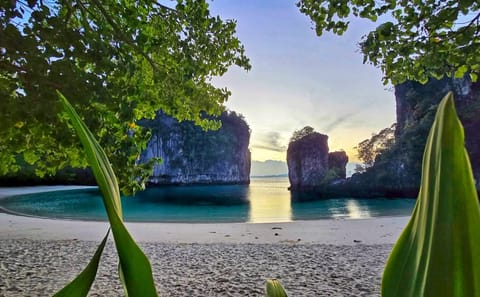 HONG ISLAND – Small Group Tour 12 Guests