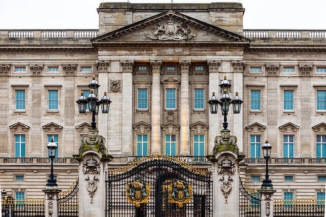 Buckingham Palace Visit & Changing of the Guard Walking Tour