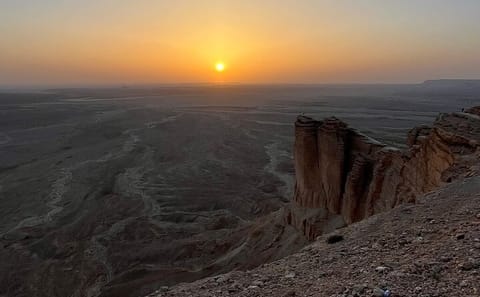 3-Day Riyadh Tour: Edge of the World and Red Sand Dunes