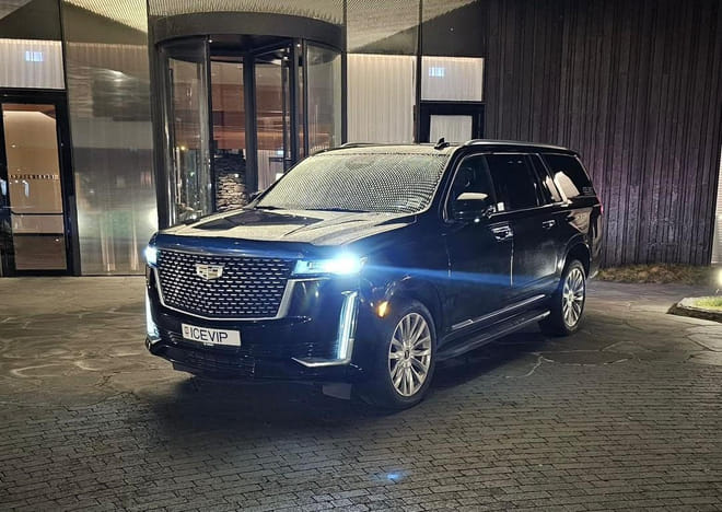 Private Transfer: Keflavik Airport → Reykjavík Cadillac Escalade ESV 600 (SUV 5 Pax)