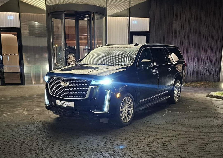Private Transfer: Keflavik Airport → Reykjavík Cadillac Escalade ESV 600 (SUV 5 Pax)