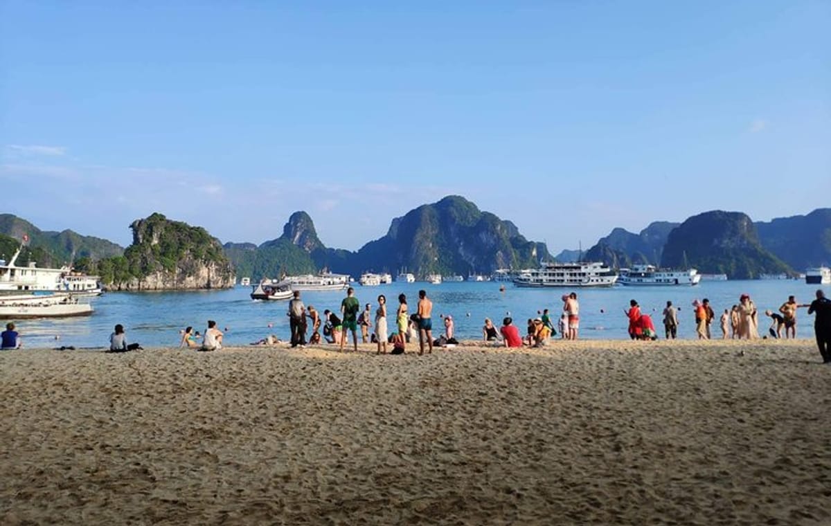 Halong Bay Daily Tour: 6 hours on cruise on round express-ways