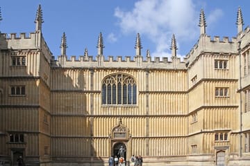 Private 2-Hour Walking Tour of Oxford University Secrets