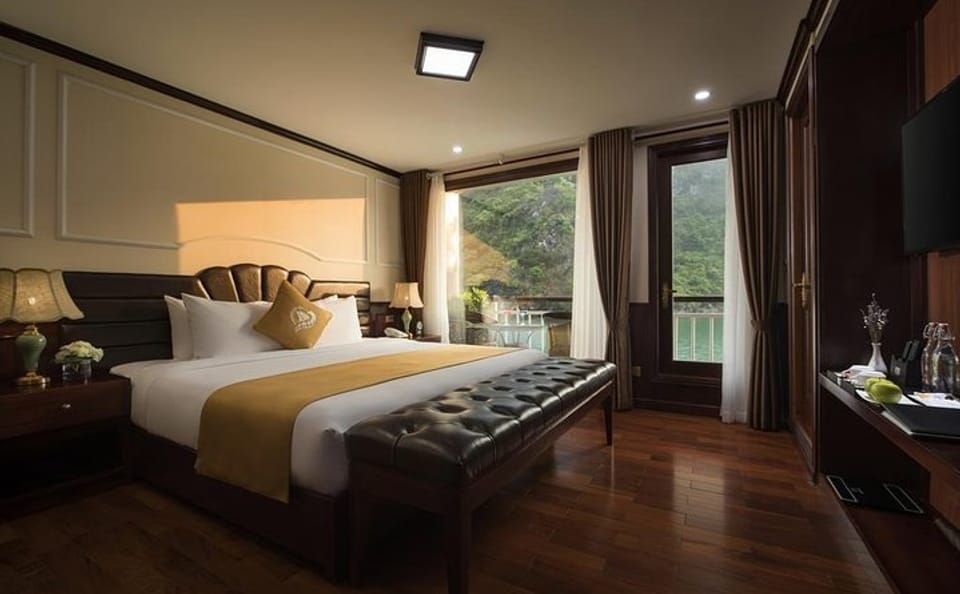 Luxury 2-Day Cruise and Kayaking Tour in Ha Long Bay