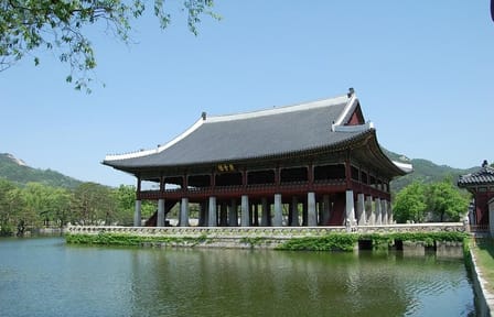 Seoul City Tour: Gyeongbokgung Palace, N Seoul Tower, and Hanok Village