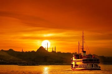 Small Group Tour of Istanbul's Spice Bazaar and Bosphorus Cruise