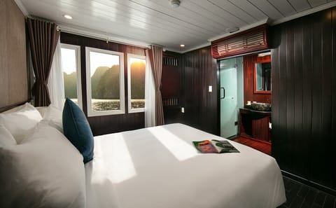 Bai Tu Long Bay Overnight Cruise from Hanoi Inlcuded Transfer