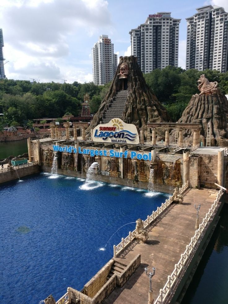 استمتع بتجربة لا تُنسى في أشهر المنزلقات المائية الضخمة في صنواي لاجون! الإثارة في كل زاوية.