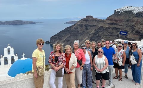 Half-Day Santorini Island Tour: Megalochori and Oia Highlights