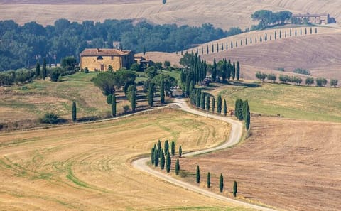 Walking Tour of Medieval Streets and Gardens in San Quirico d'Orcia
