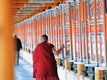 From Lanzhou: Labrang Monastery & Sangke Grassland Day Tour