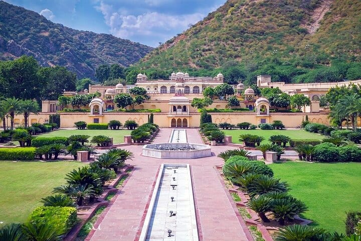 Ancient Caves, Forts, Taj & Temples Expedition