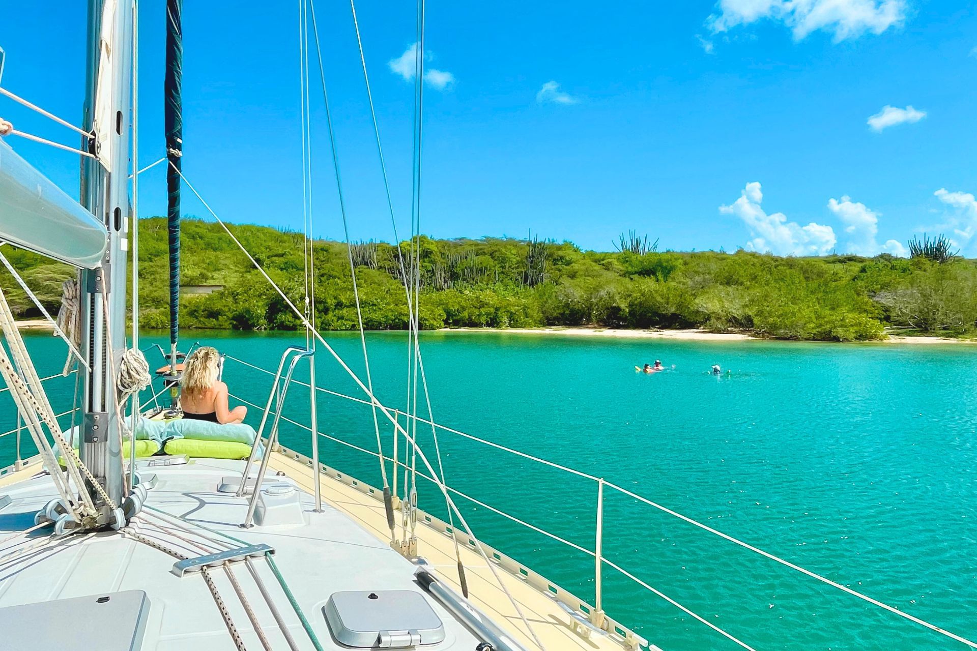 Beautiful woman enjoys the stunning beauty of Fuik Bay in Curacao on private tour Maxie Sailing