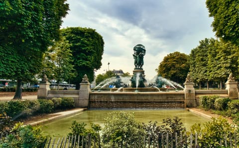 Professional Photoshoot in Jardin des Tuileries, Paris