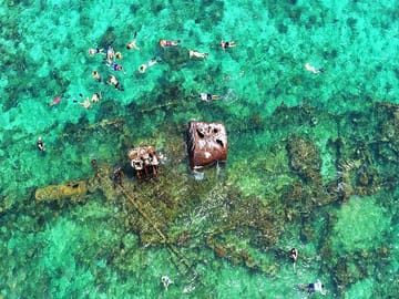Snorkeling over Roatan shipwreck