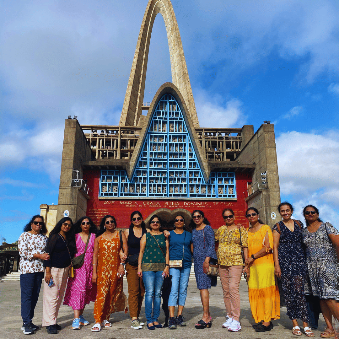 Grupo de turistas frente a la catedral de Higüey