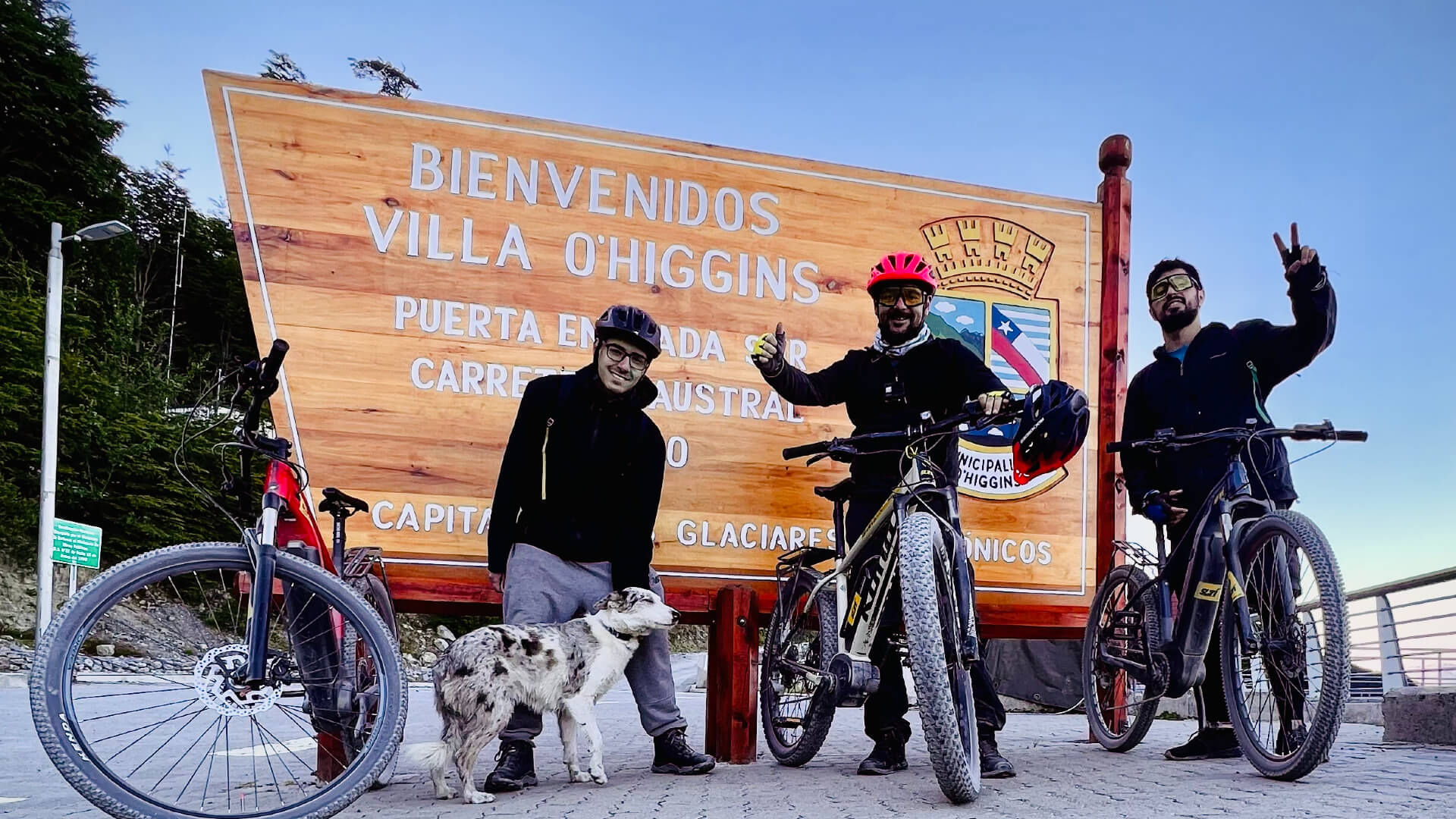 eBike riders Cartel del Fin de la Carrera Austral en el Lago O'Higgins - KM 1247