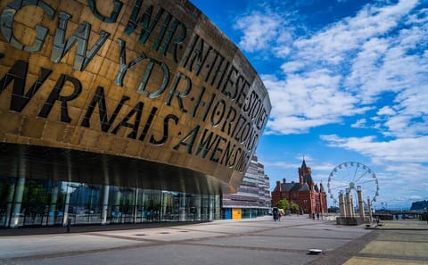 Cardiff Cultural Day Tour with Castle and Bute Park Visit