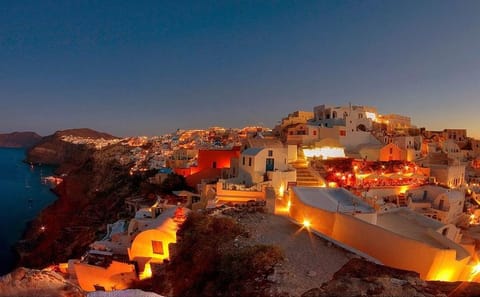 Explore Fira and Oia on a 3-Hour Santorini Tour