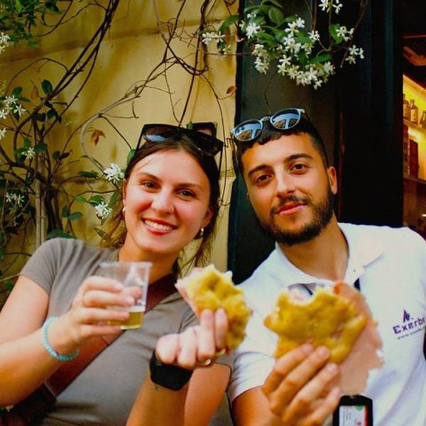 Viajeros disfrutando juntos de la comida callejera romana