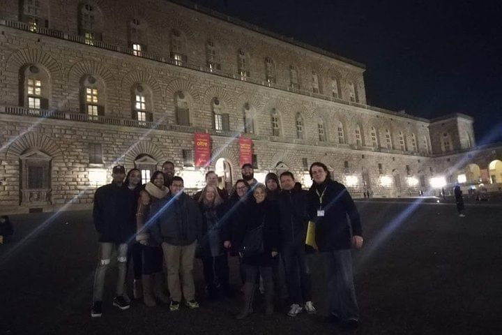 Night view of some customers in Piazza de' Pitti, in front of Pitti Palace