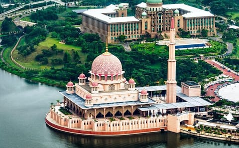 Putrajaya City Tour with Scenic Boat Ride from Kuala Lumpur