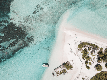 Speedboat Tour of Five Islands with Lunch in Trou d'Eau Douce