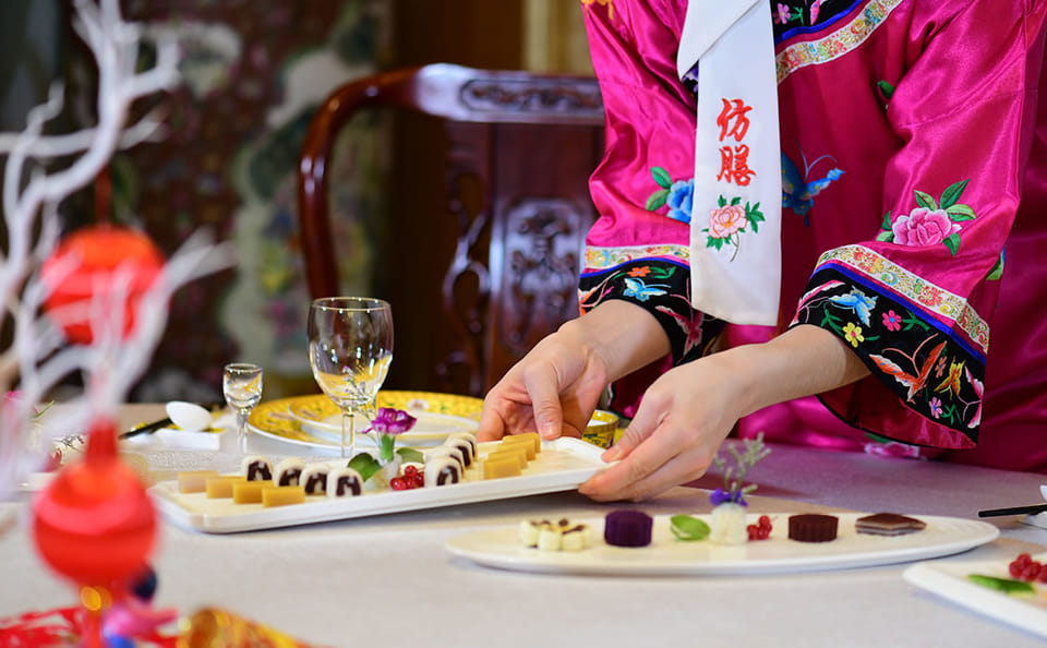Cruise to Summer Palace with Imperial Meal Experience and Panda House Visit