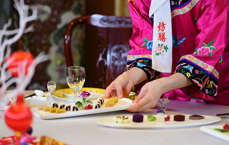 Cruise to Summer Palace with Imperial Meal Experience and Panda House Visit