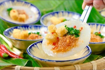 Ho Chi Minh City street food and city tour by motorbike