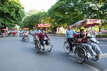 (5 Hours) 3 in 1 Special Tour: Cyclo, Street Food Tour & Foot Spa