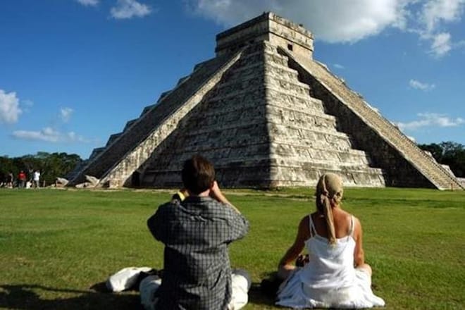 Equinox Splendor: Chichén Itzá Sunset Tour from Cancun and Riviera Maya