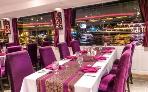 Chaophraya River Dinner Cruise with Scenic Views in Bangkok