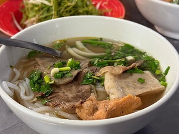 10 Tastings Street Food Tour by Motorbike in Ho Chi Minh City