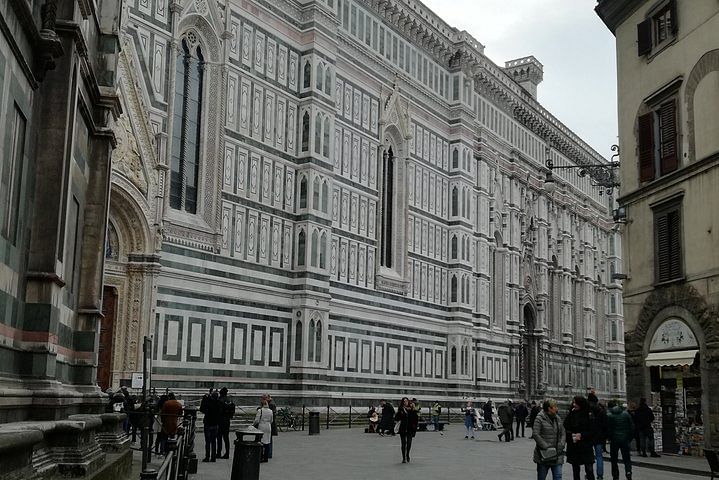 Lateral view of the Santa Maria del Fiore Basilica with its white and green marble