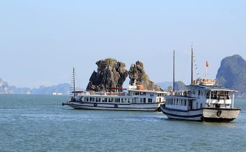 Halong Bay Day Cruise with Kayaking and Thien Cung Cave Visit