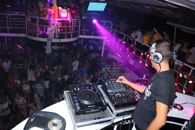 Alanya Starcraft Night Disco Yacht with Foam Party & Transfer 9