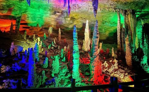Baofeng Lake Boat Cruise and Yellow Dragon Cave Tour in Zhangjiajie
