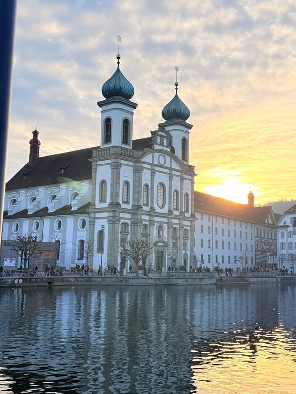 A Igreja dos Jesuítas ao pôr do sol, em Lucerna.