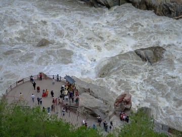 One-day Tiger Leaping Gorge Hiking Tour From Lijiang