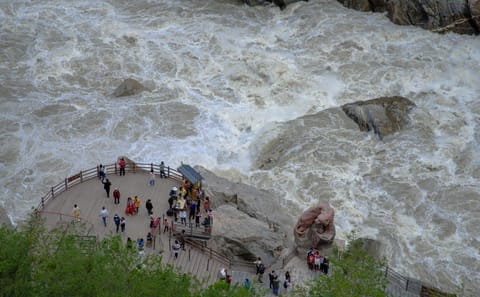 Tiger Leaping Gorge Hiking Tour from Lijiang in Yunnan