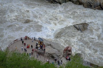 Tiger Leaping Gorge Hiking Tour from Lijiang in Yunnan