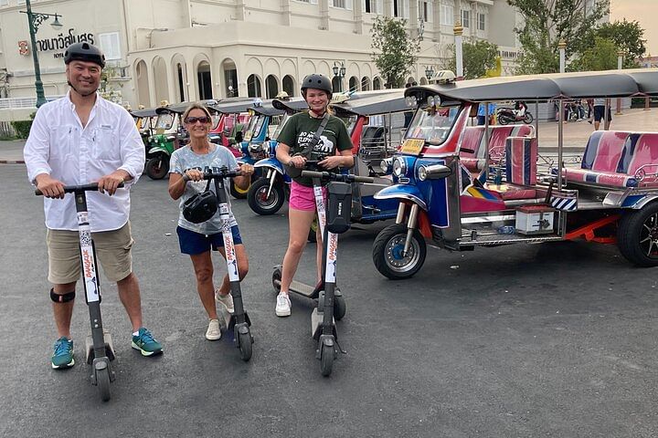 Bangkok Classic E-Scooter & Bike Tour: Explore Historic Temples & Markets