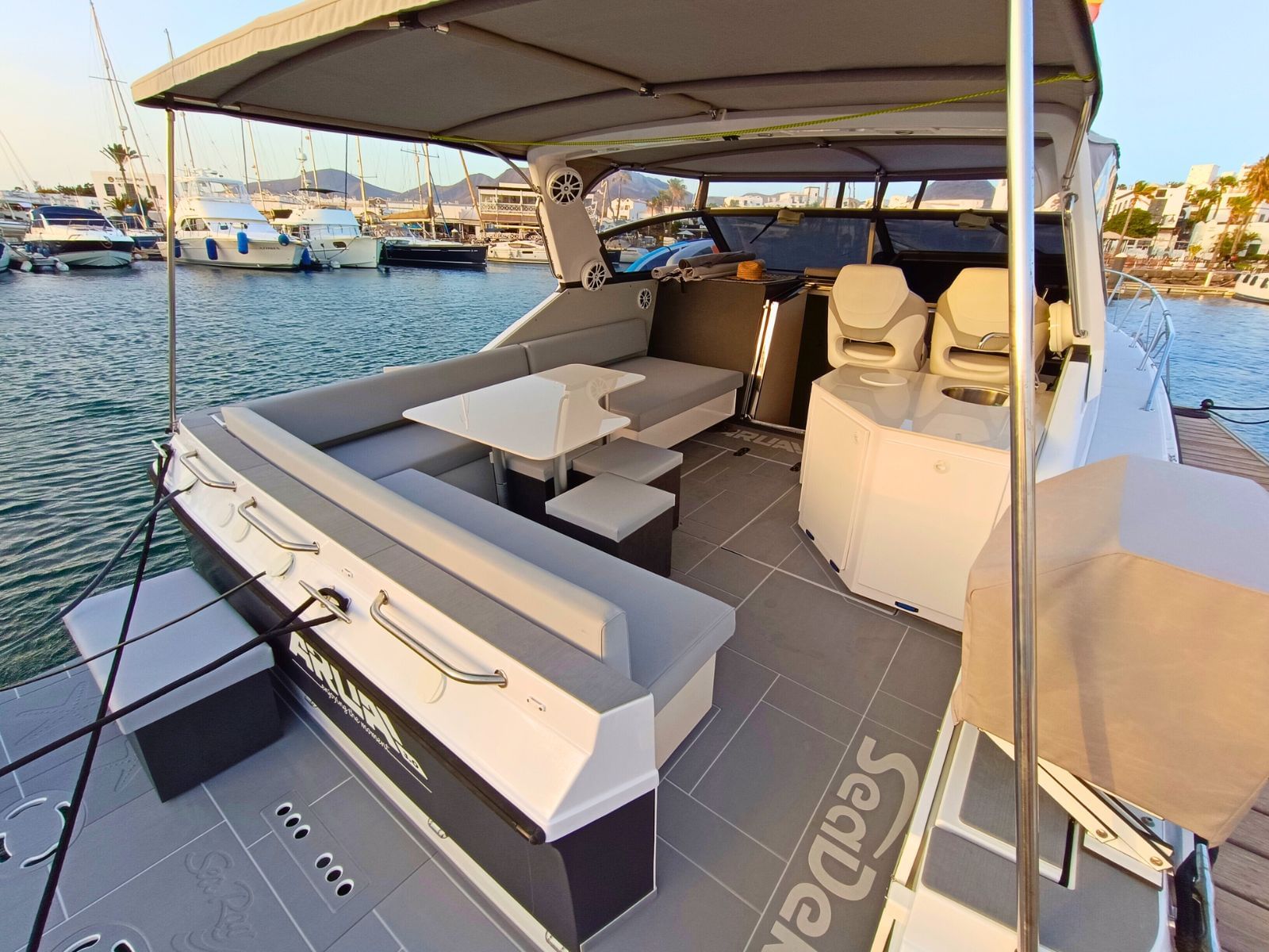 Vista general de la zona de estar exterior del ARUAL.