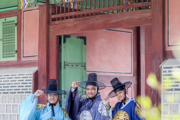 Korea hanbok private photoshoot in gyeongbokgung palace (family/group)