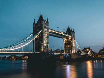 Photoshoot Experience at Tower Bridge in London